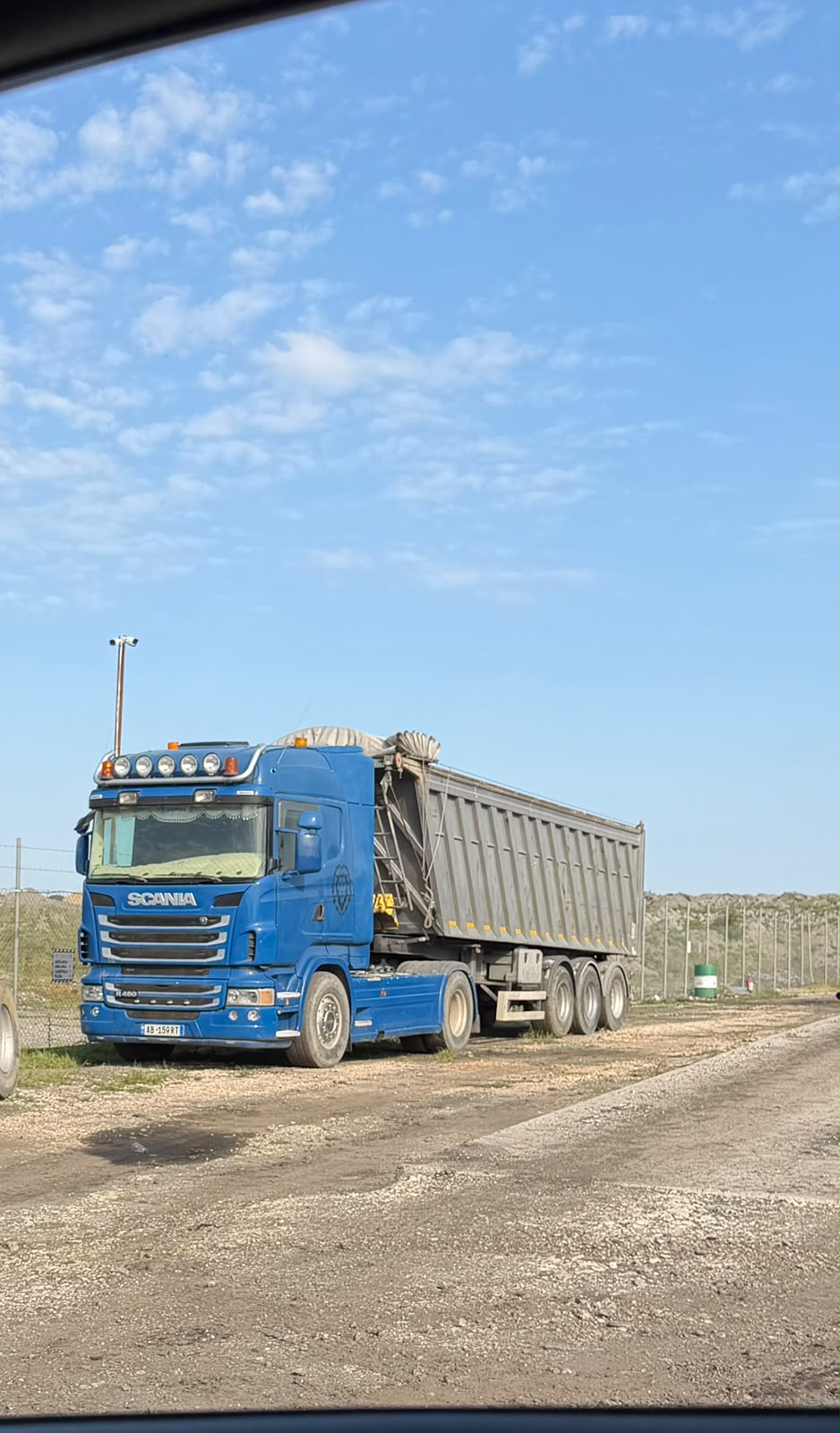 Scania me gjysmërimorkio vetëshkarkuese